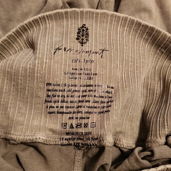 Free People FP Movement Good Karma Flare Leggings Mushroom Gray NWOT Med/Large - Picture 7 of 8